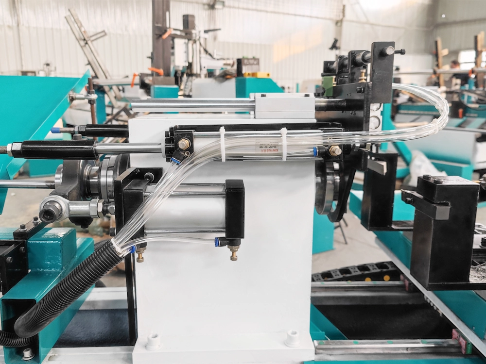 Material pulling cylinder adjustment device, capable of controlling single feeding length Material pulling cylinder adjustment device, capable of controlling single feeding length