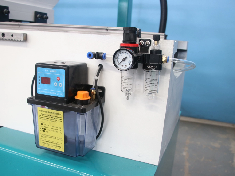 Lubricating oil pot of automatic feeding pool cue lathe Lubricating oil pot of automatic feeding pool cue lathe