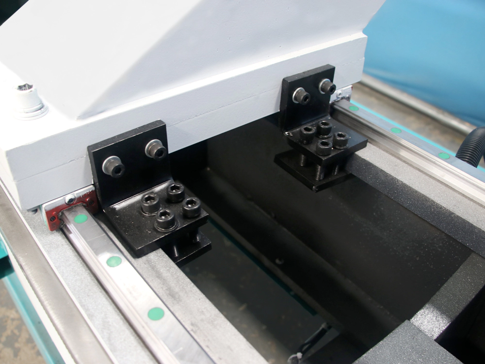 Tailstock locking device of automatic feeding pool cue lathe Tailstock locking device of automatic feeding pool cue lathe