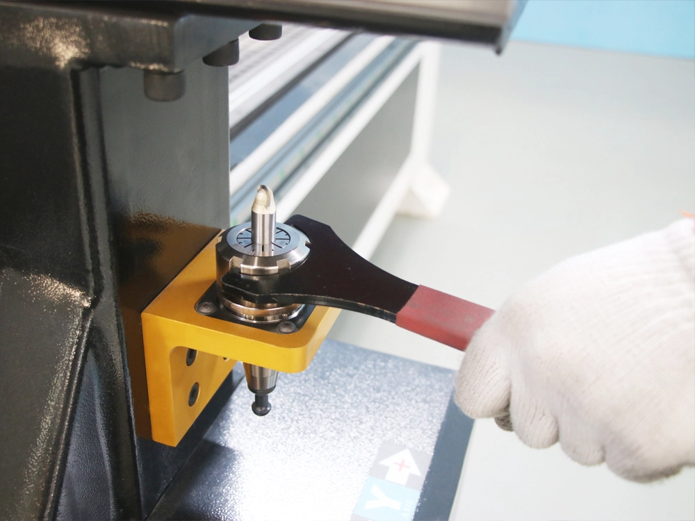 Clamping device for separating the tool and the holder Clamping device for separating the tool and the holder