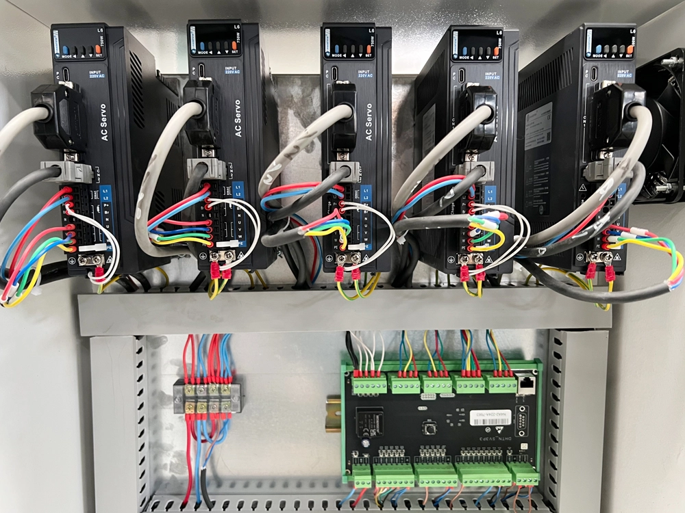 Independent control machine, high power inverter, servo motor driver for CNC router with oscillating knife