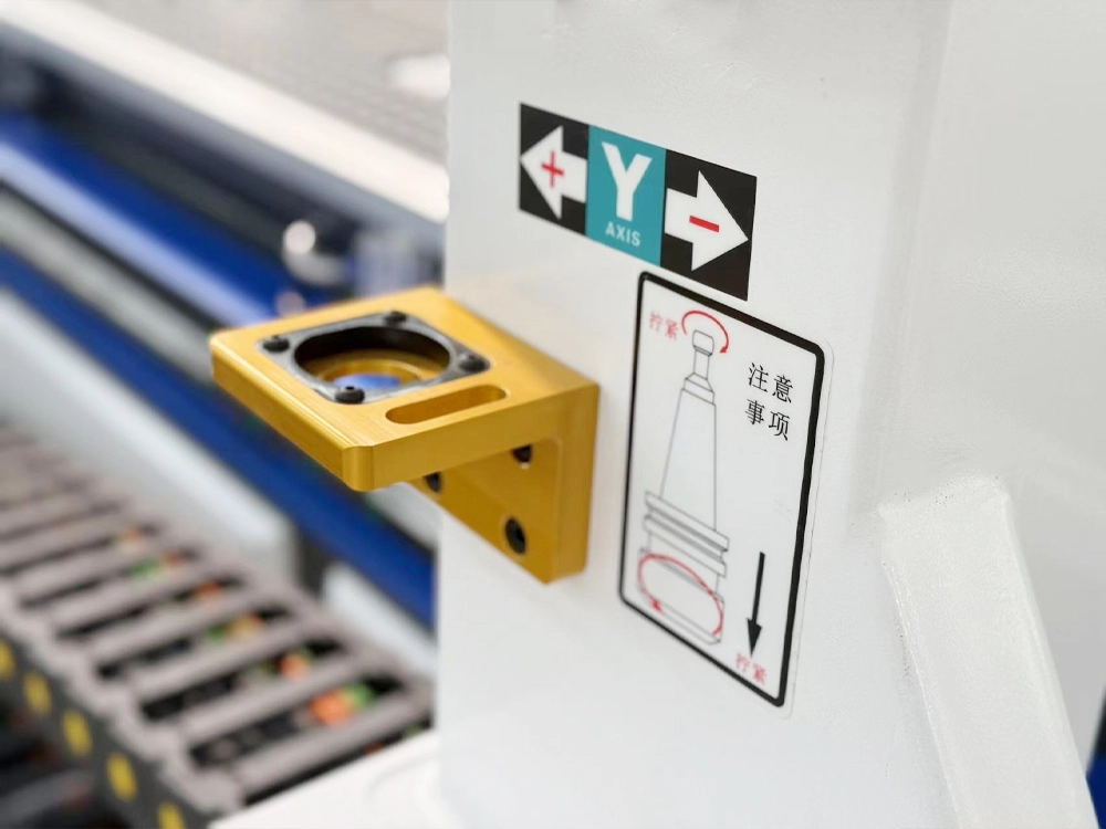 Clamping device for separating the tool and the holder Clamping device for separating the tool and the holder