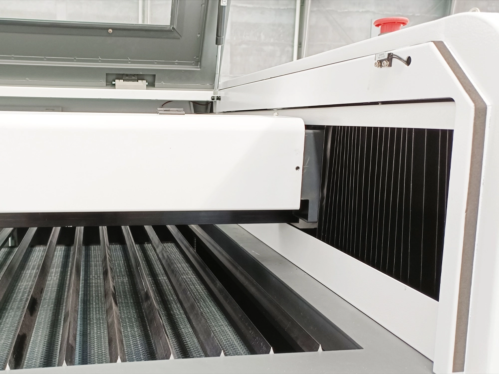 Enclosed crossbeam and dust hood Enclosed crossbeam and dust hood