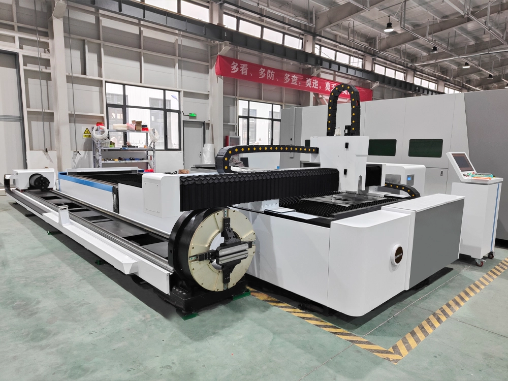 Front right view of CNC fiber laser cutting machine for metal sheet and tube (the pipe cutting device is placed on the right side) Front right view of CNC fiber laser cutting machine for metal sheet and tube (The pipe cutting device is placed on the right side)