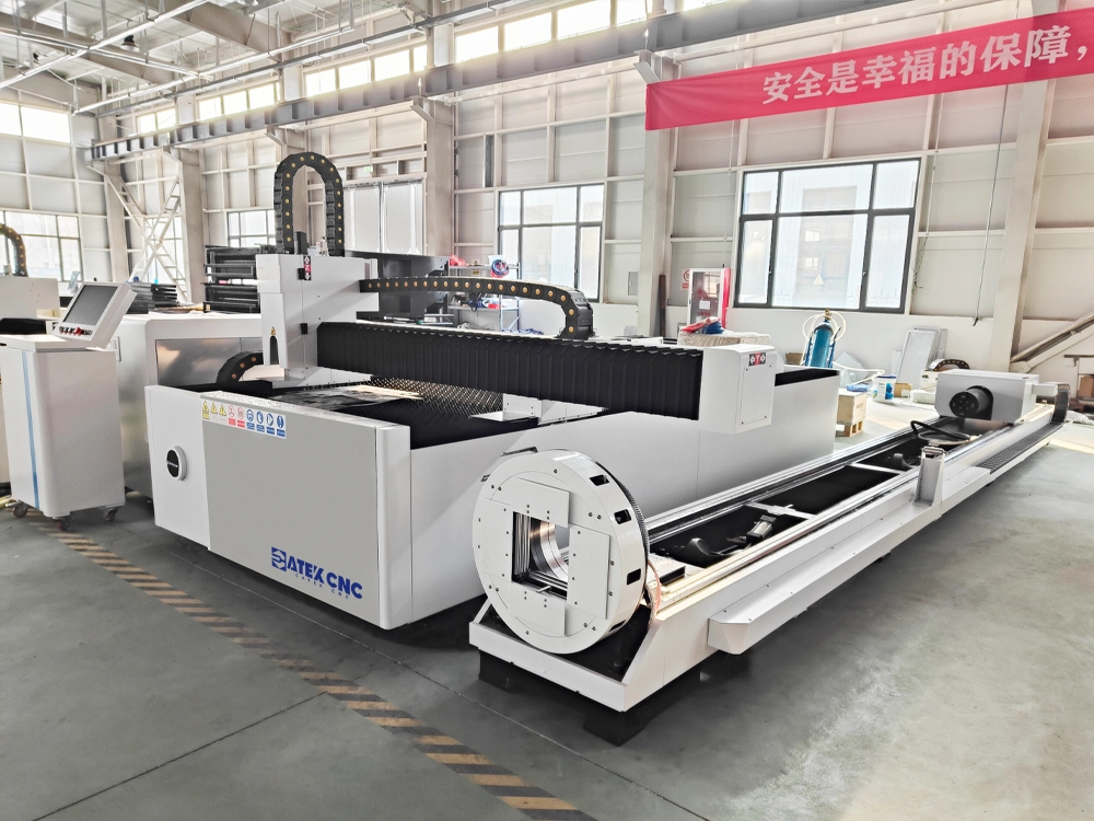 Front left view of CNC fiber laser cutting machine for metal sheet and tube (the pipe cutting device is placed on the left side) Front left view of CNC fiber laser cutting machine for metal sheet and tube (The pipe cutting device is placed on the left side)