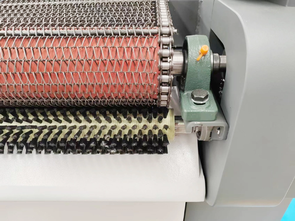 Brush roller at the end of the conveyor belt Brush roller at the end of the conveyor belt