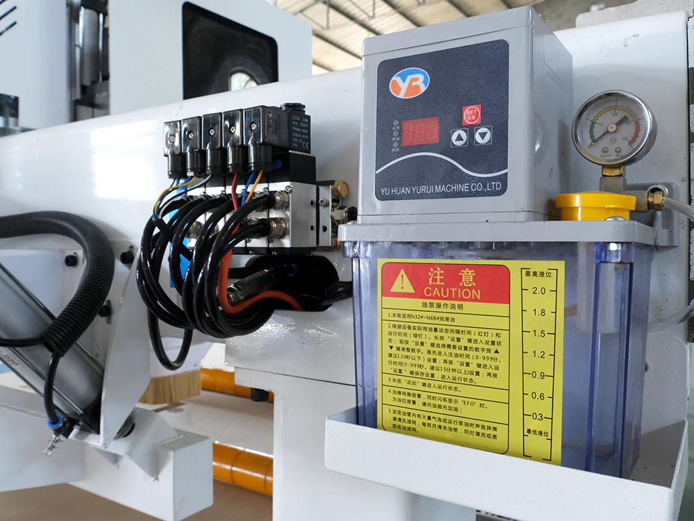 Solenoid valve (switching spindle) and lubrication system of CNC router Solenoid valve (switching spindle) and lubrication system of CNC router