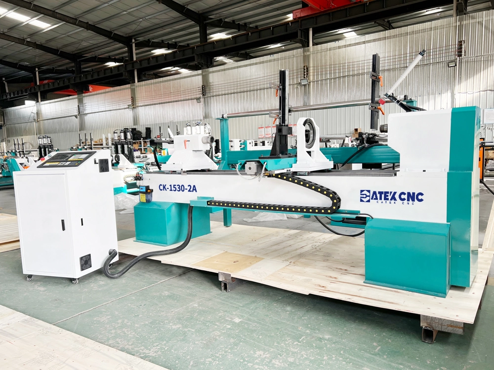 Front left view of double-tool CNC wood lathe with automatic feeding device Front left view of double-tool CNC wood lathe with automatic feeding device