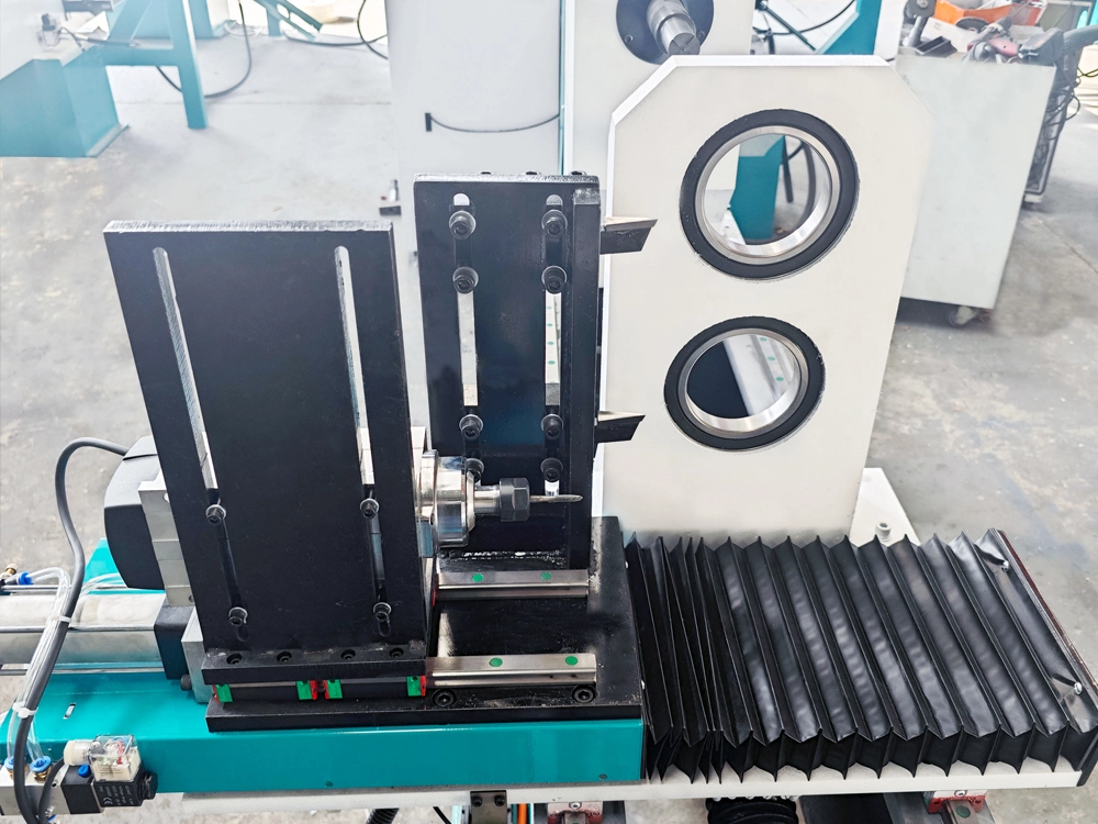 2-sation lathe with single-side turning tools and single spindle 2-sation lathe with single-side turning tools and single spindle