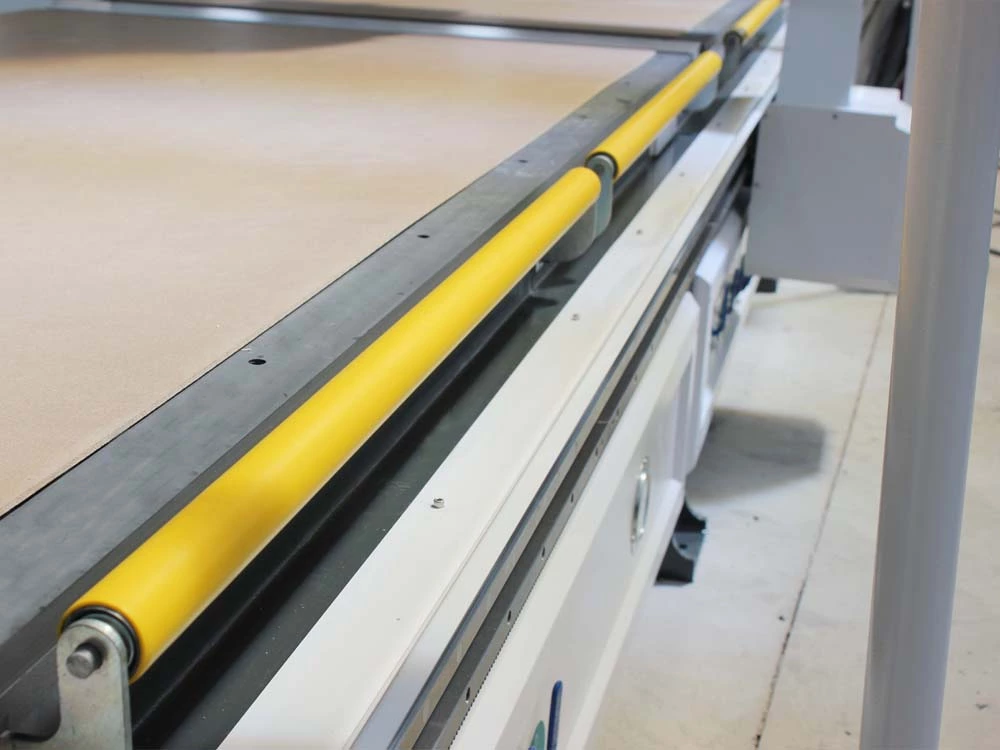 Feeding roller for 4x8ft double-workbench CNC router Feeding roller for 4x8ft double-workbench CNC router