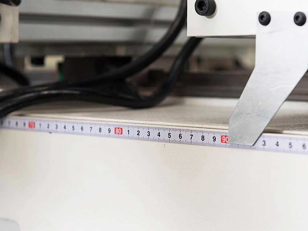 The ruler on the side of the workbench facilitates the positioning of the workpiece The ruler on the side of the workbench facilitates the positioning of the workpiece