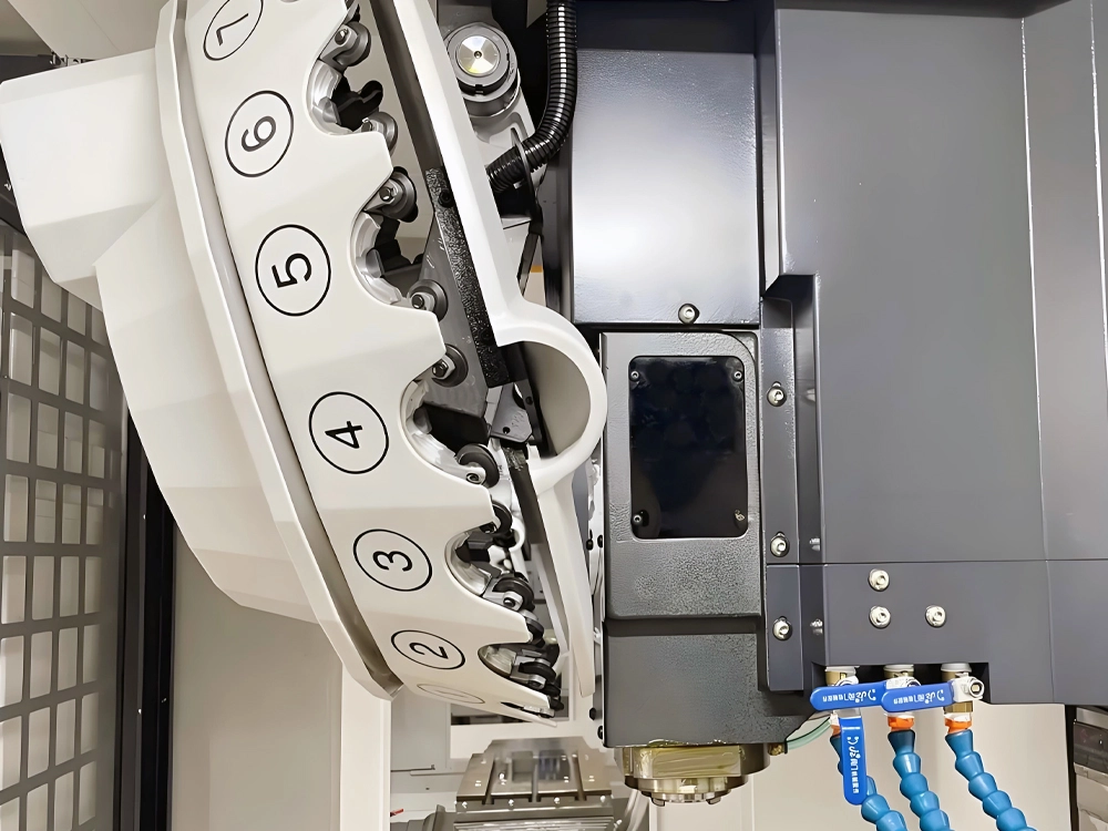 Clamp-arm servo tool magazine of multifunctional drilling and milling metal processing centers