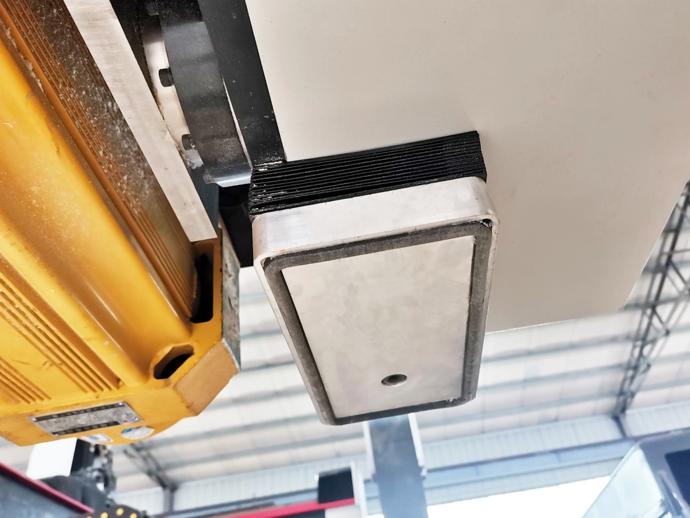 Vacuum suction cup for handling stone slabs Vacuum suction cup for handling stone slabs