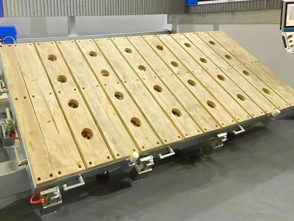 The workbench can be tilted up to ±90 degrees left and right The workbench can be tilted up to ±90 degrees left and right