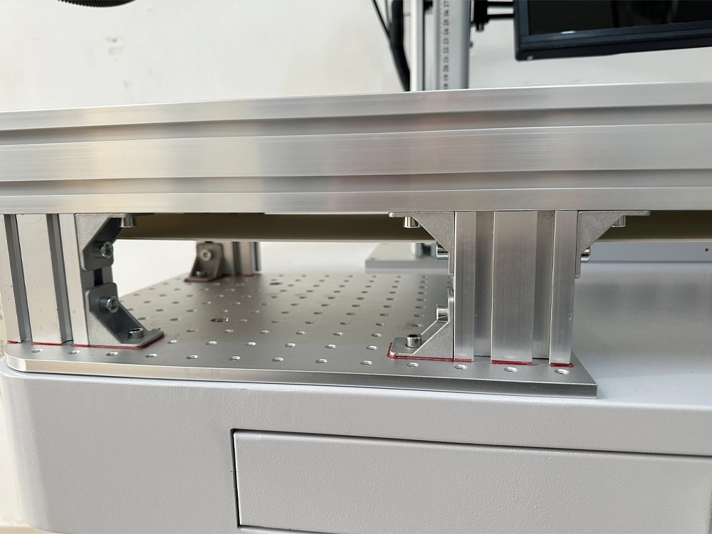 The conveyor belt is fixed to the standard perforated worktable with bolts The conveyor belt is fixed to the standard perforated worktable with bolts