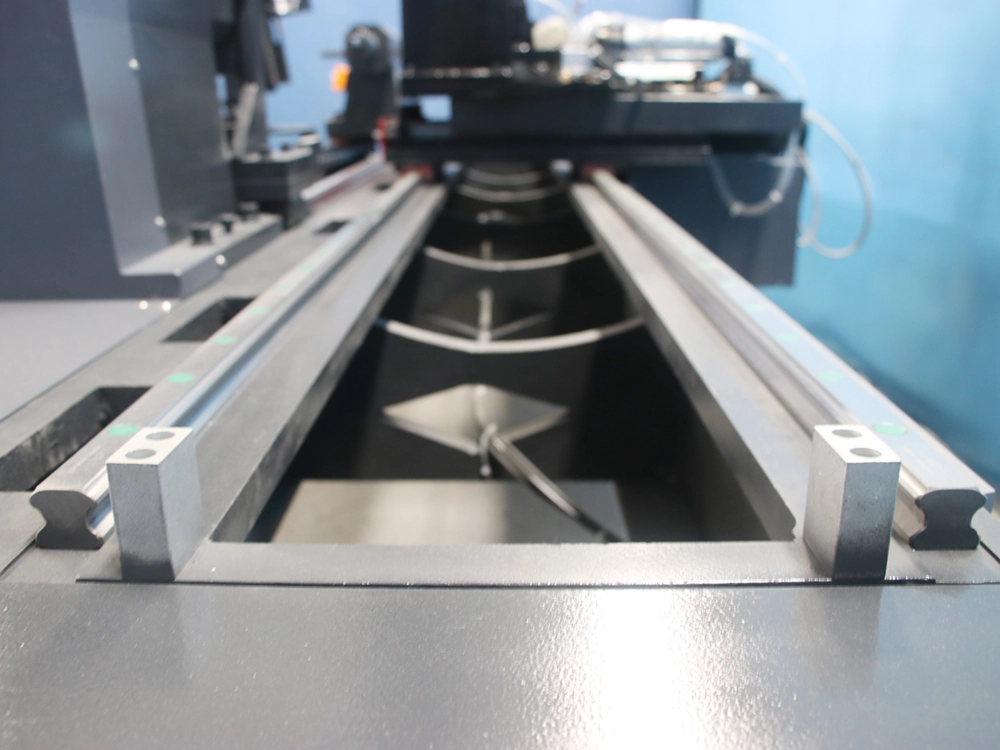 Double-row, four-track heavy-duty casted bed Double-row, four-track heavy-duty casted bed