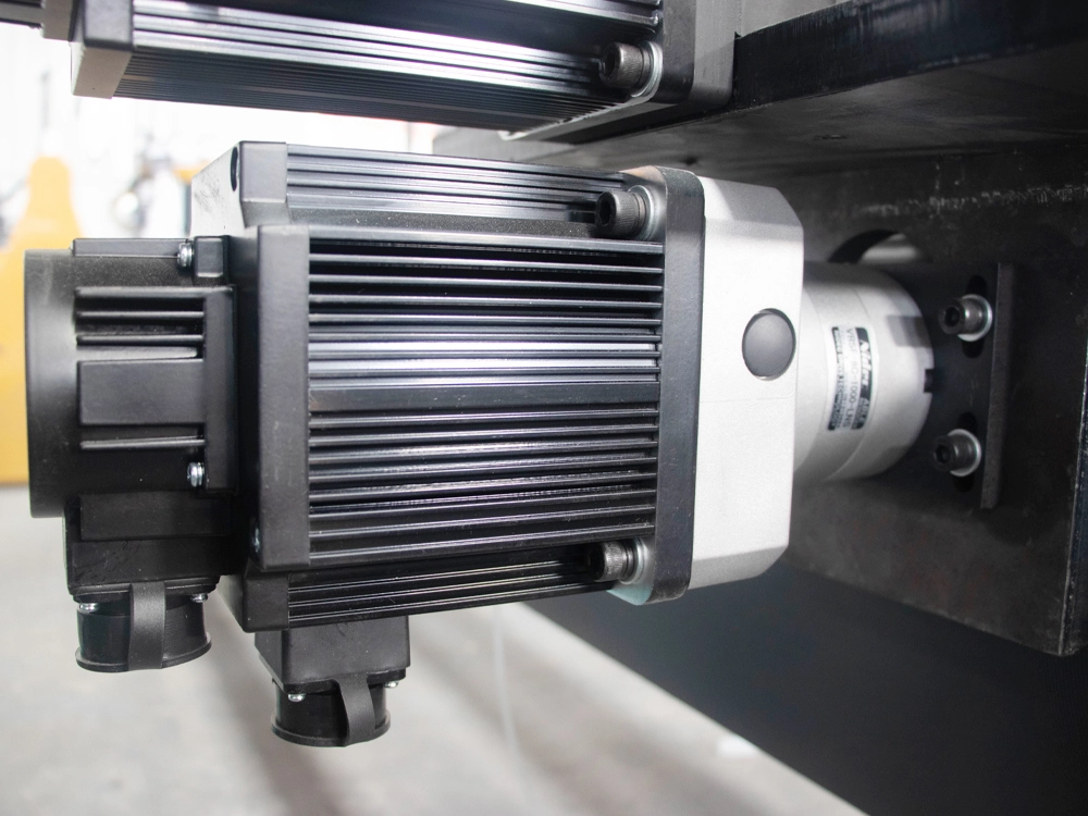 Z-axis servo motor and Japan Shinpo reducer Z-axis servo motor and Japan Shinpo reducer