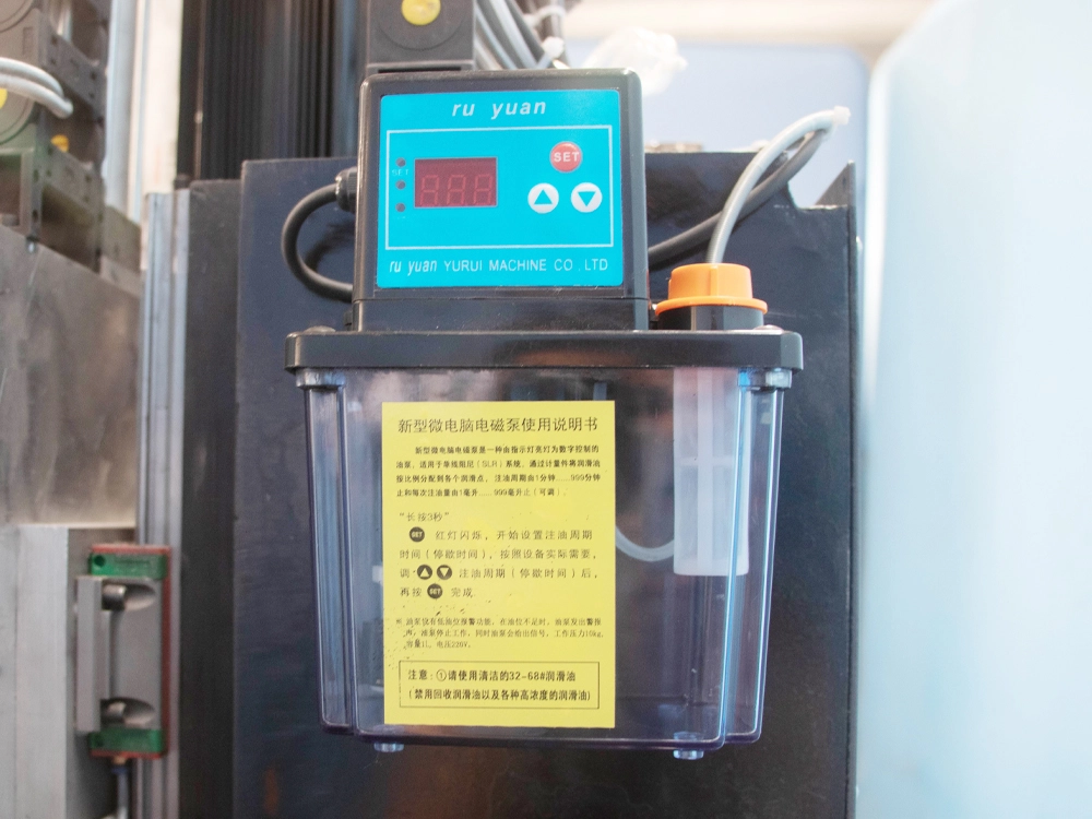 Lubricating oil pot with set lubrication interval and lubrication duration Lubricating oil pot with set lubrication interval and lubrication duration