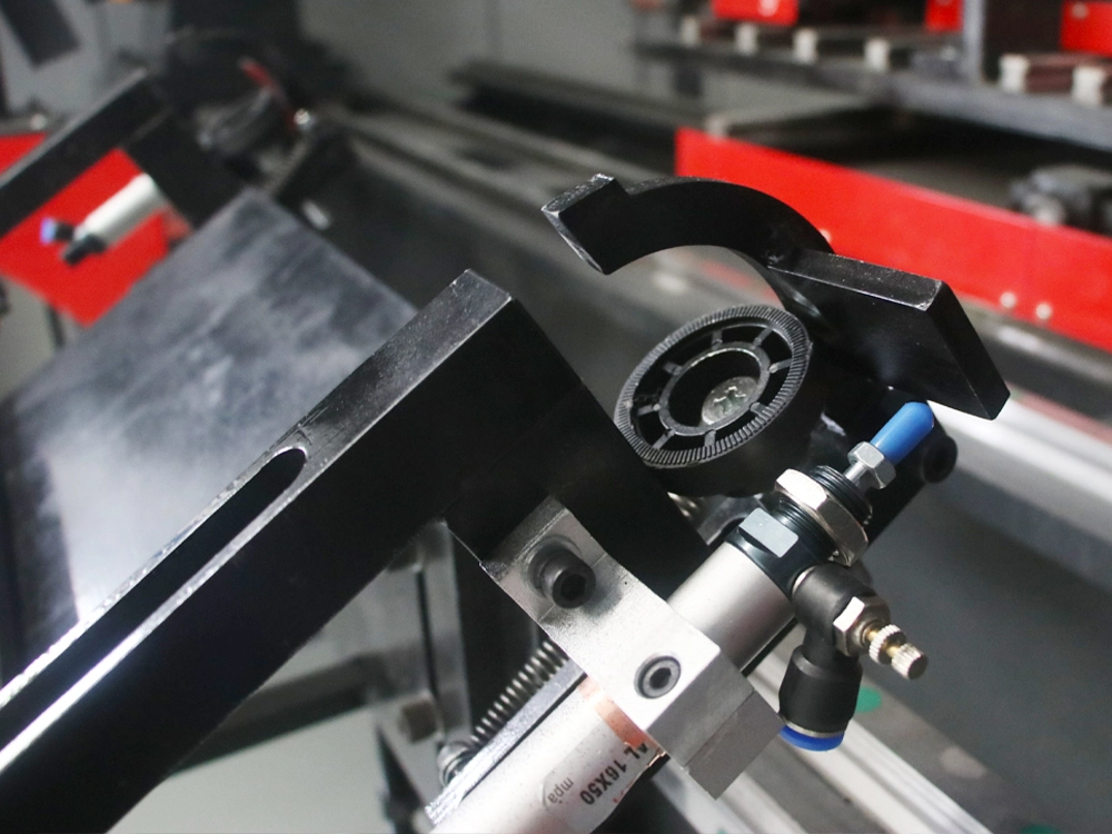 Claws for fixing the blank on feeding device Claws for fixing the blank on feeding device