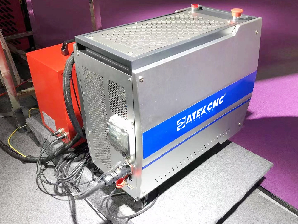 Rear right view of 3-in-1 handheld air-cooled laser welding machine Rear right view of 3-in-1 handheld air-cooled laser welding machine