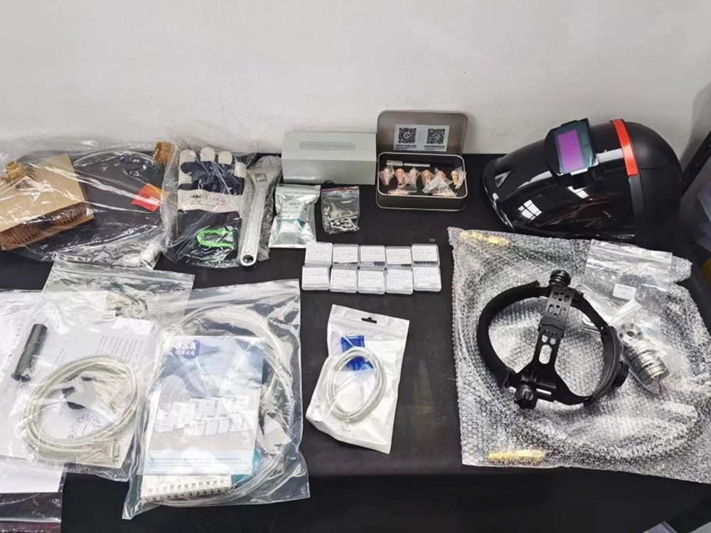 The accessories shipped with the machine