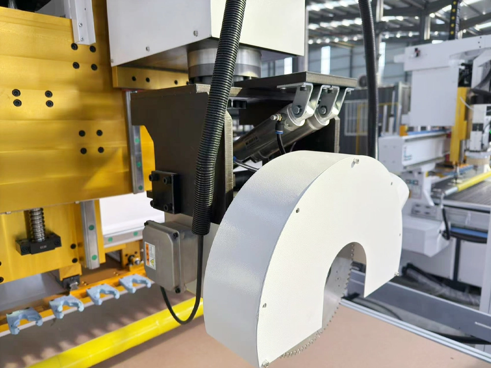 Five-axis saw blade cutting device