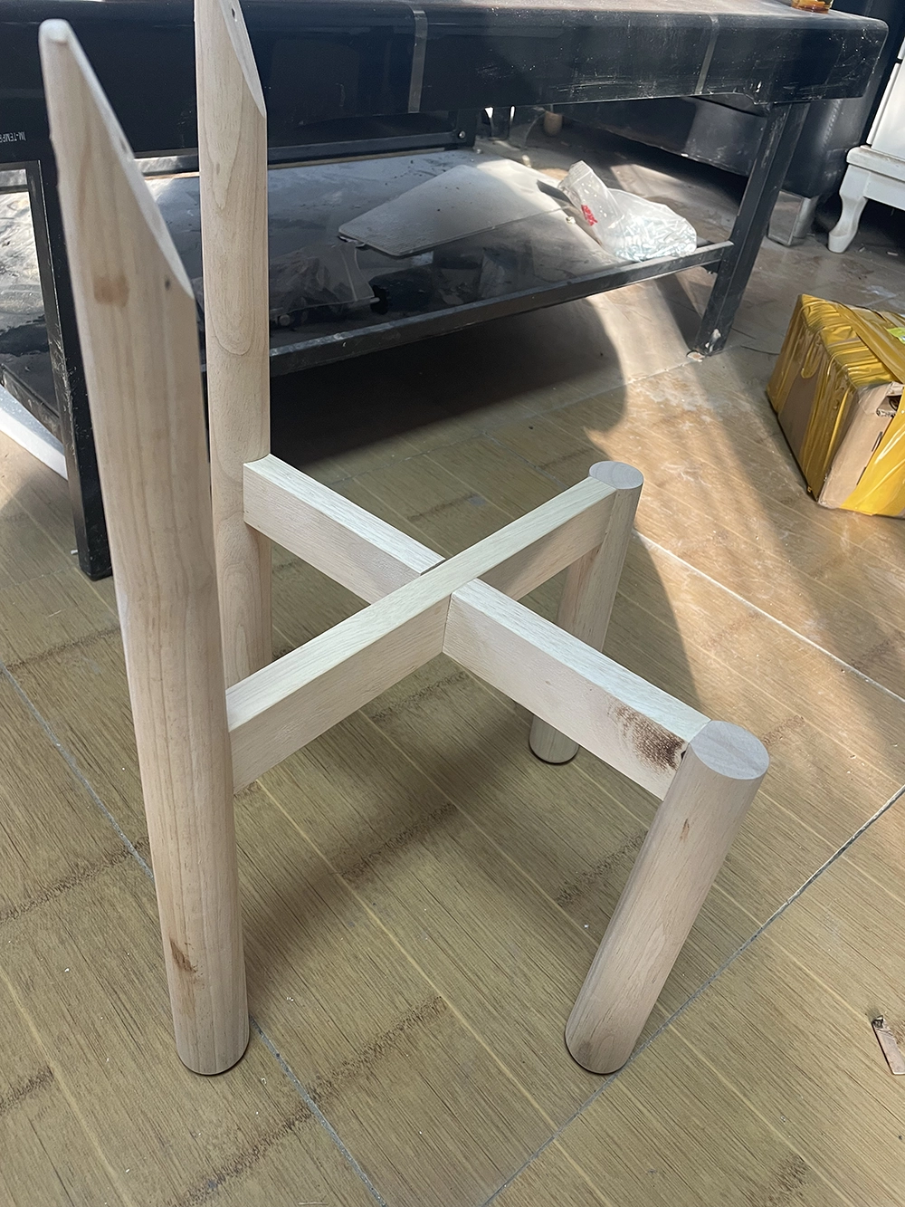 The British customer used a four-axis CNC wood lathe to process table legs