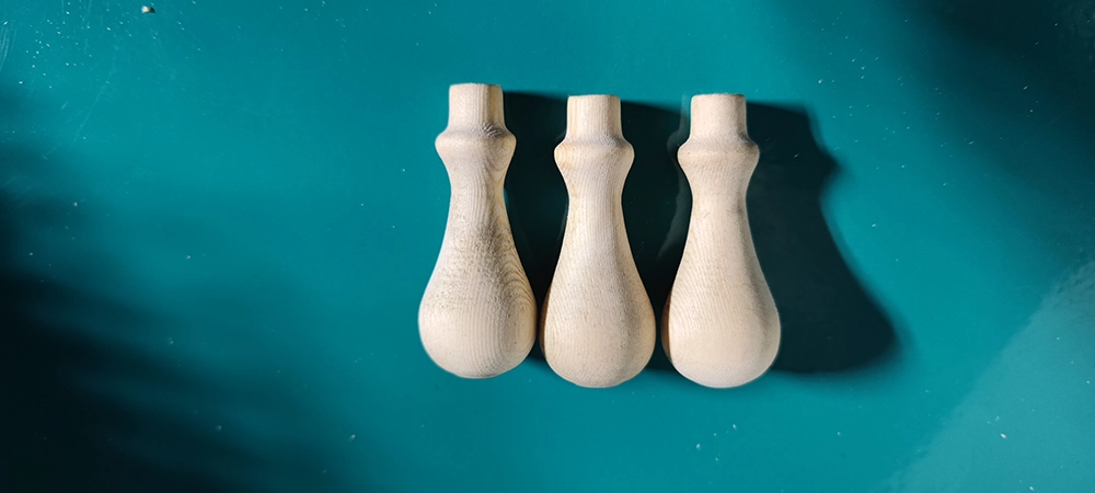 The British customer used a mini CNC wood lathe to process wooden handles