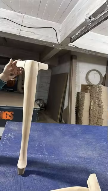 The American customers used the 7-in-1 CNC woodworking lathe to process table legs