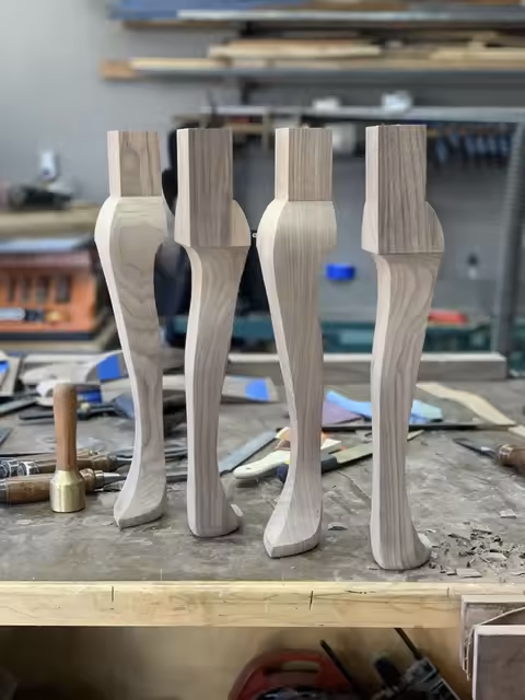 The American customers used the 7-in-1 CNC woodworking lathe to process table legs