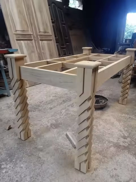 The Thai customers used ATC CNC woodworking lathe to process table legs