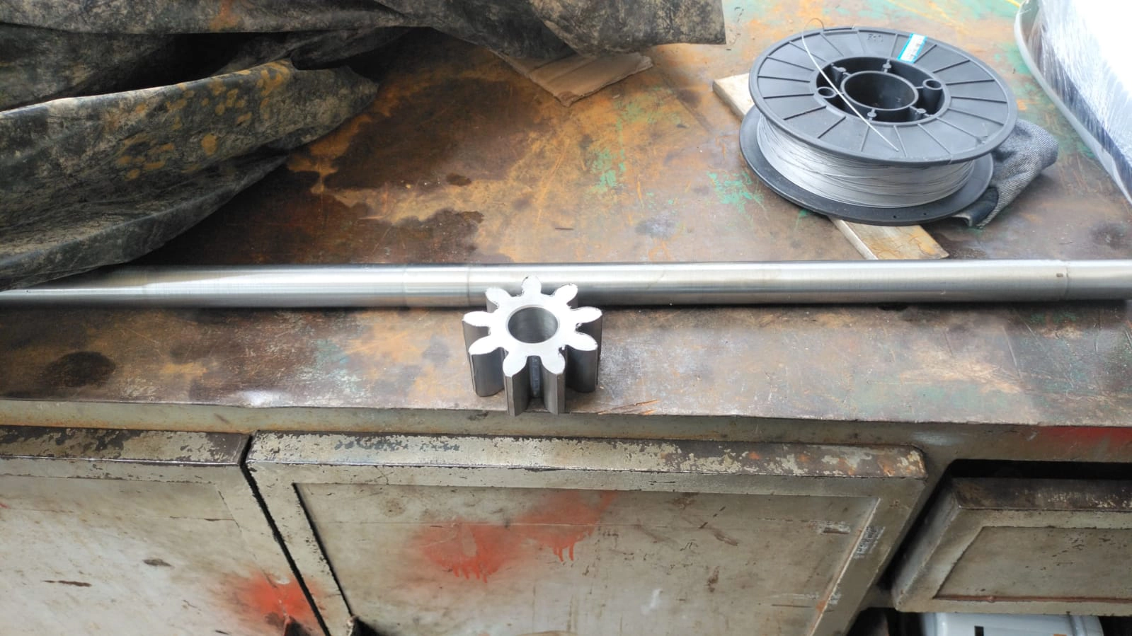 The Mexican customers used semi-enclosed metal milling machines to process metal parts