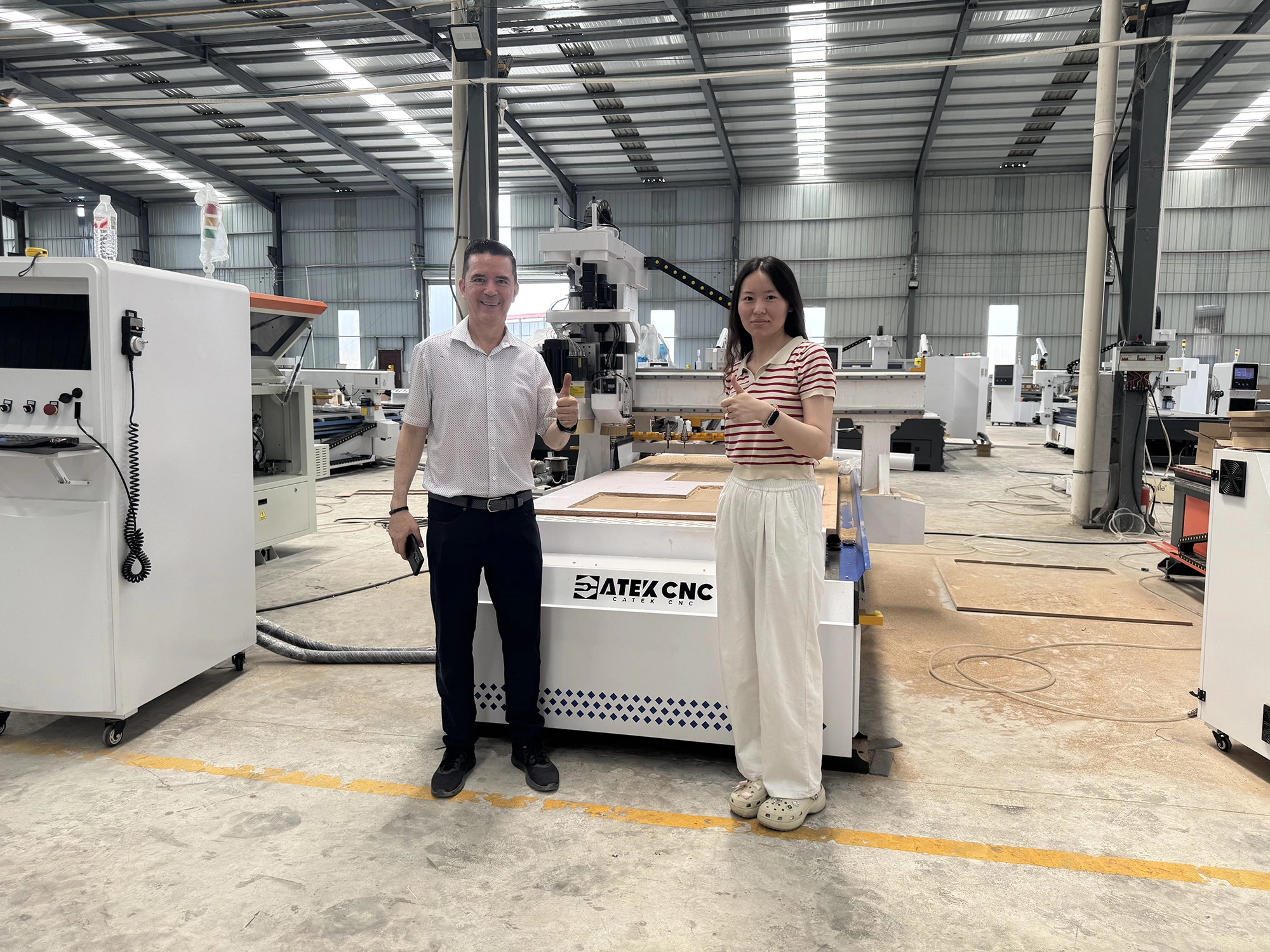 The Mexican customer came to China for training and  learning on linear ATC router machines