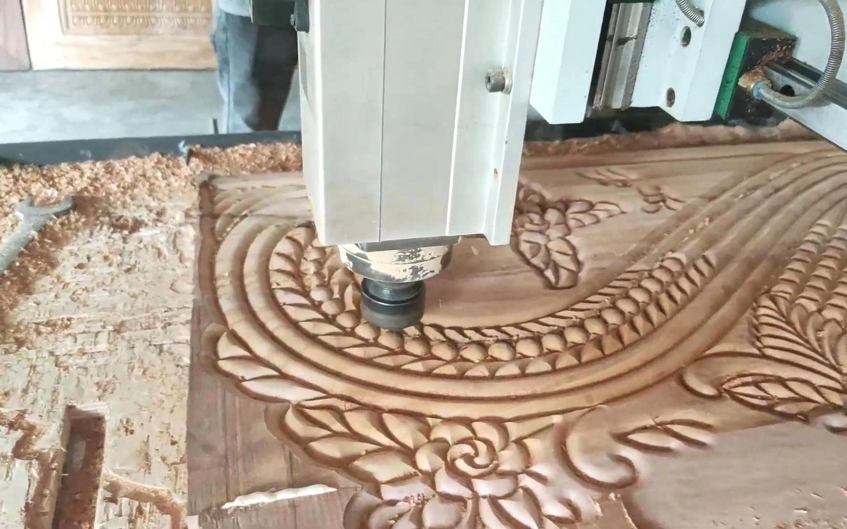 The Peruvian customer used a two-station CNC router with an independent spindle for engraving