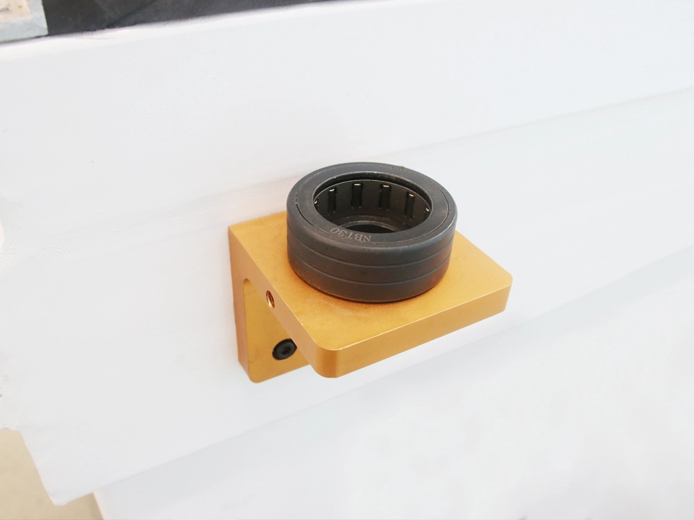 Clamping device for separating the tool and the holder Clamping device for separating the tool and the holder