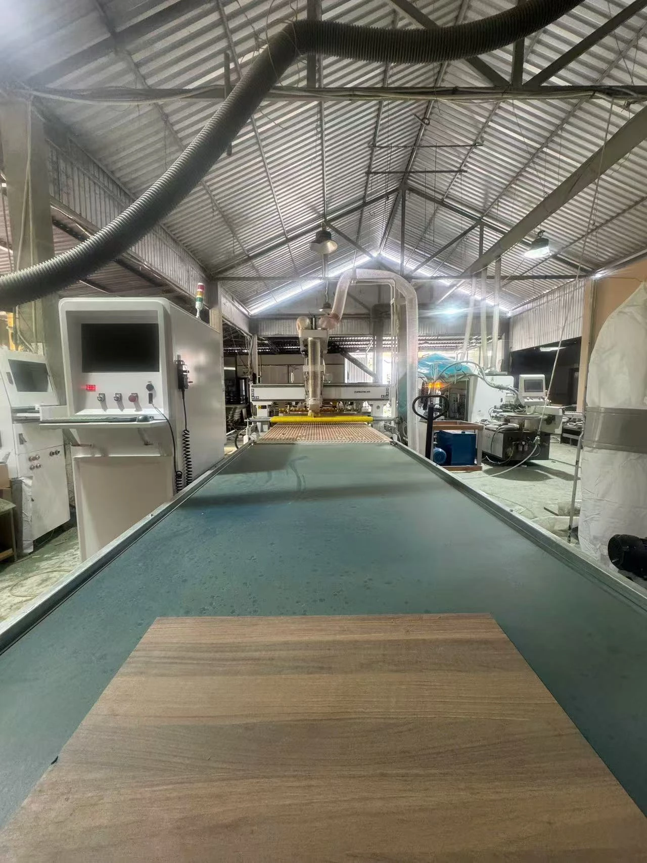 The Vietnamese customer useing CNC wood router for trial machining