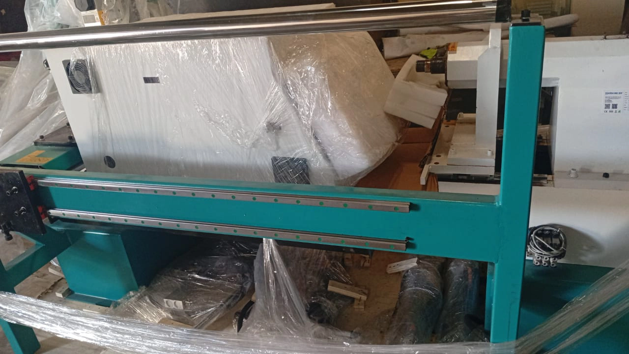The Kenyan customer received the purchased 4-in-1 CNC wood lathe