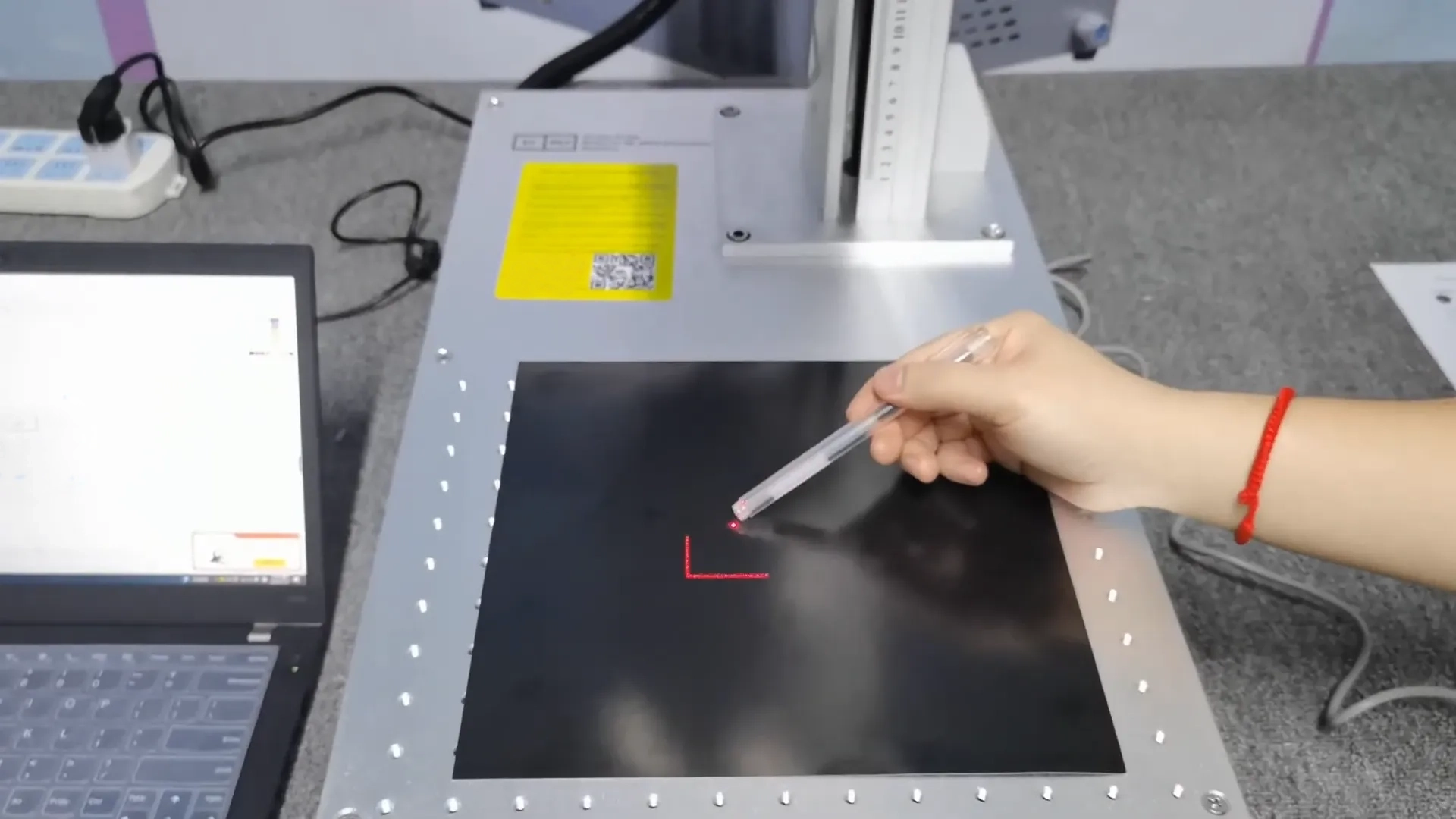 The two light points coincide, indicating that the workpiece is on the focal plane and the adjustment is complete.
